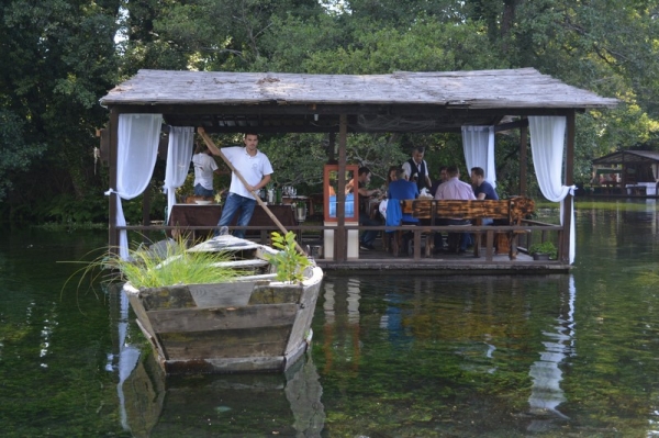Zdjęcie z Macedonii - PLYWAJACA RESTAURACJA
