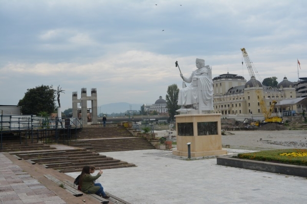 Zdjęcie z Macedonii - CO KILKA METROW POMNIK 