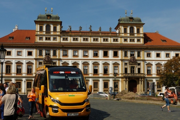 Zdjęcie z Czech - Toskánský palác - a przed nim wykopy, remonty i składy budowlane