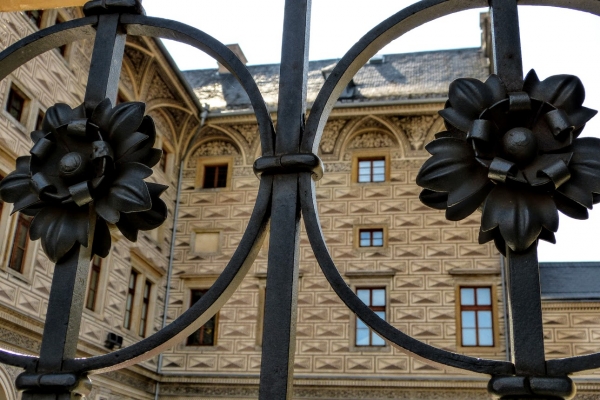 Zdjęcie z Czech - rzucik zza krat na wspaniałe fasady Pałacu Schwarzenbergów
