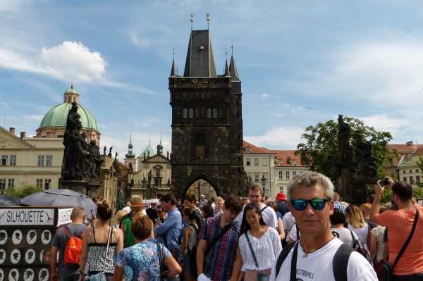 Zdjęcie z Czech - małżowinek w praskim tłumie na moście Karola