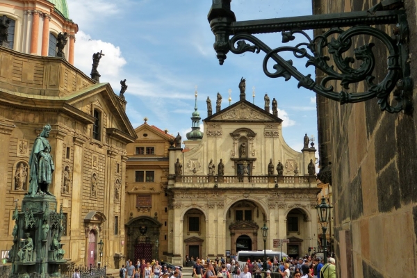 Zdjęcie z Czech - tuż przy Moście Karola znajdziemy ładny plac Krzyżowców z pomnikiem Karola IV