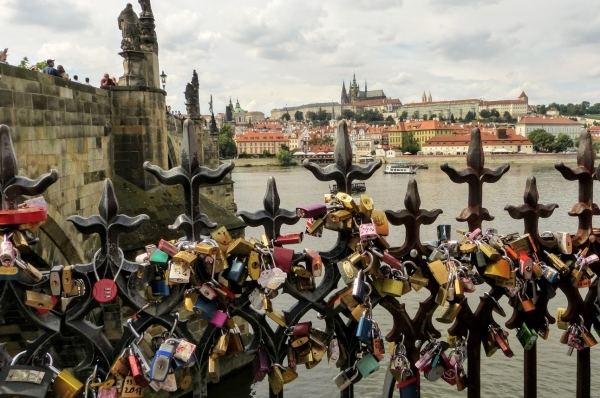 Zdjęcie z Czech - kłódeczki zakochanych przy Křižovnické Náměstí