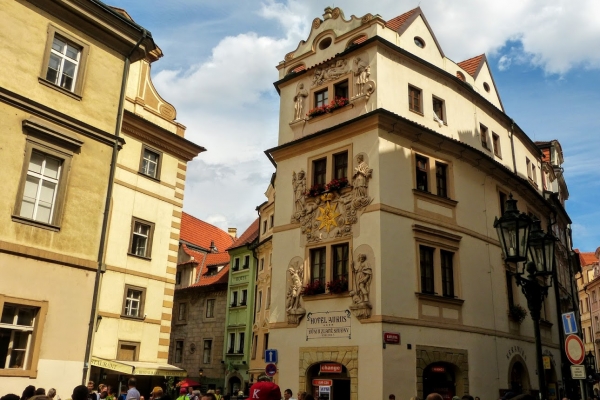 Zdjęcie z Czech - wręcz cukierkowo śliczna kamieniczka obecnego hotelu Aurus
