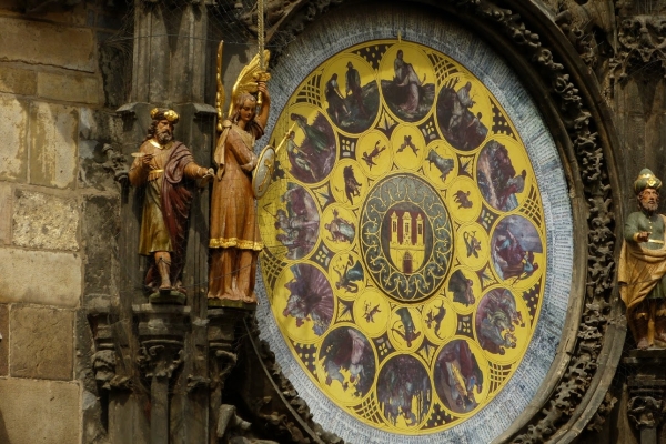 Zdjęcie z Czech - ruchome figurki Orloja o każdej równej godzinie kumuluja nieziemskie tłumy pod Wieżą ratuszową