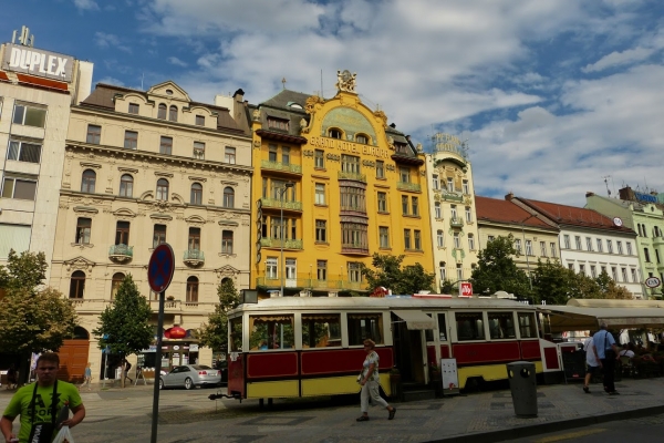 Zdjęcie z Czech - żółciutki jak kurczaczek piękny gmach secesyjnego hotelu Grand Europa