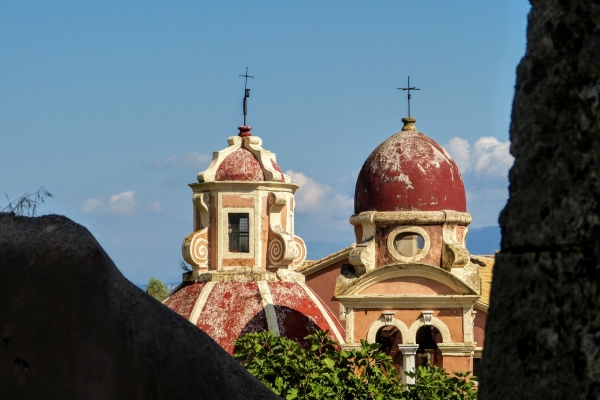 Zdjęcie z Grecji - kopuły katolickiego kościoła Panagia Tenedos (z 1678 r.)