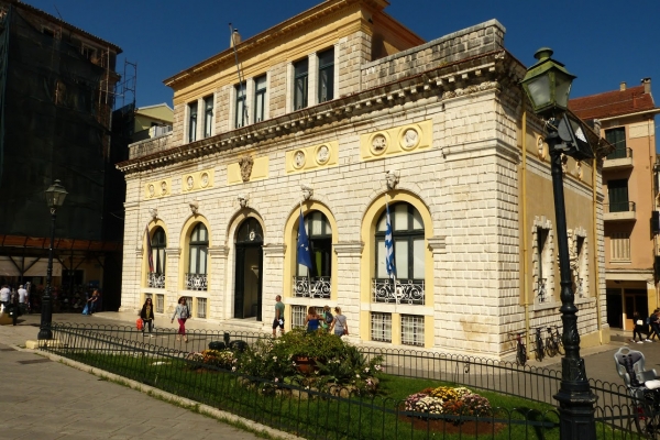 Zdjęcie z Grecji - Ratusz Kerkyry z 1663 r przy uroczym placyku Demarchio