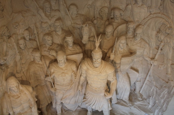 Zdjęcie z Albanii - Po wejściu do Muzeum wita nas Skanderbeg ze swoją armią