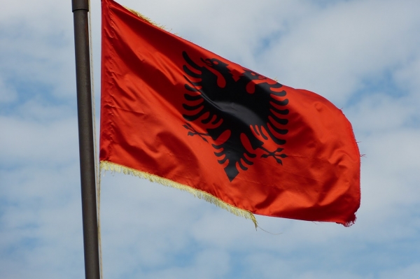 Zdjęcie z Albanii - nad zamkiem powiewa dumnie albańska flaga