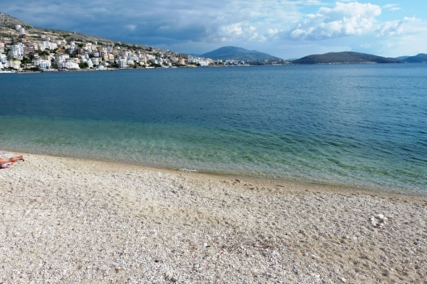 Zdjęcie z Albanii - plaża w Sarandzie - jak widać o tej porze roku (2 paźdź) pusta