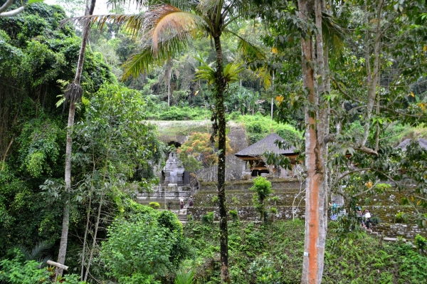 Zdjęcie z Indonezji - A po drugiej stronie rzeki widac kolejne piec grobowcow i dachy swiatyni