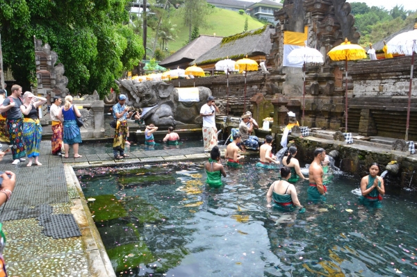 Zdjęcie z Indonezji - "Oczyszczajaca" kąpiel w basenach zasilanych woda swietych zrodel