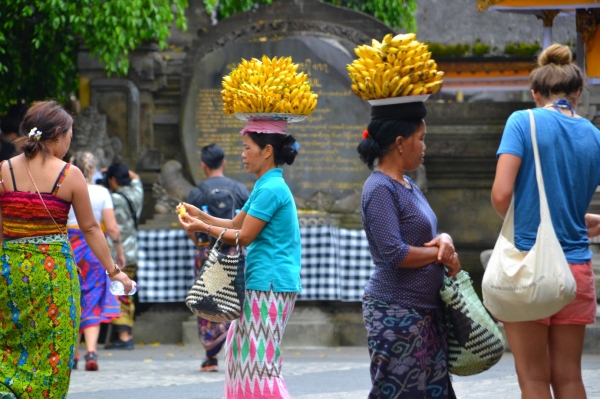 Zdjęcie z Indonezji - Panie ze sklepem na glowie :)