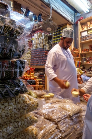 Zdjęcie z Omanu - aromatyczne kadzidła...mirra... na kilogramy