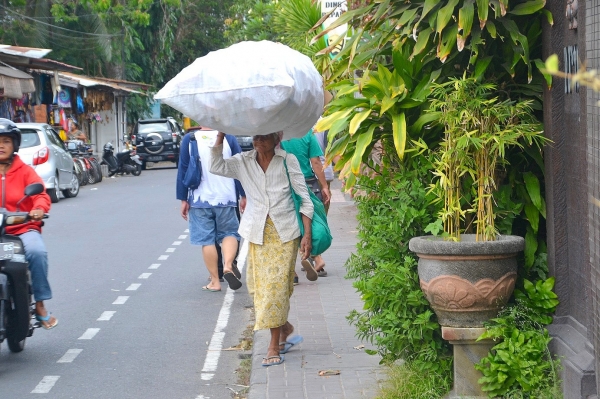 Zdjęcie z Indonezji - Ta pani ma duzo na glowie :)