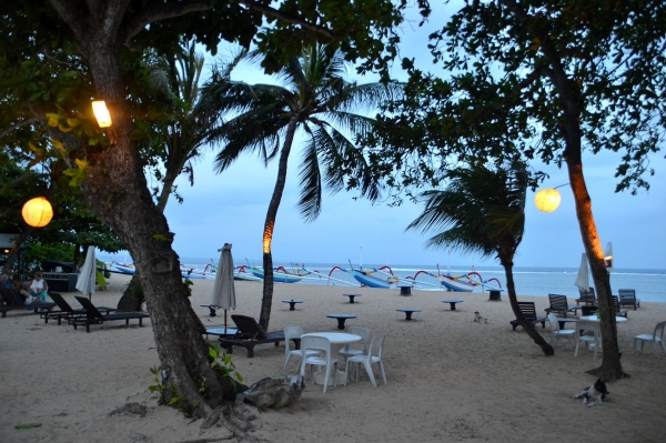 Zdjęcie z Indonezji - Plaza w Sanur wieczorem