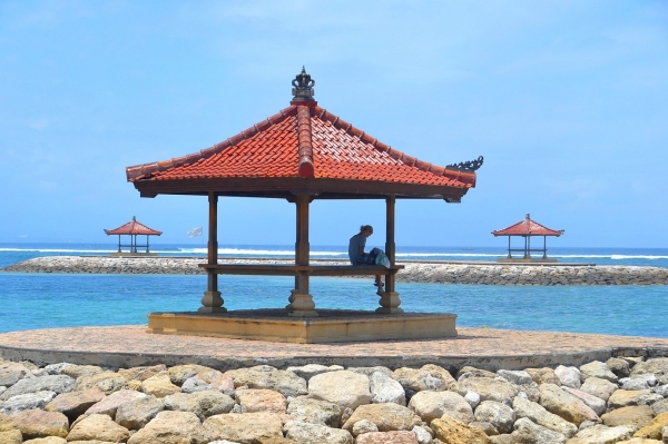 Zdjęcie z Indonezji - Charakterystyczne wiaty na plazy w Sanur