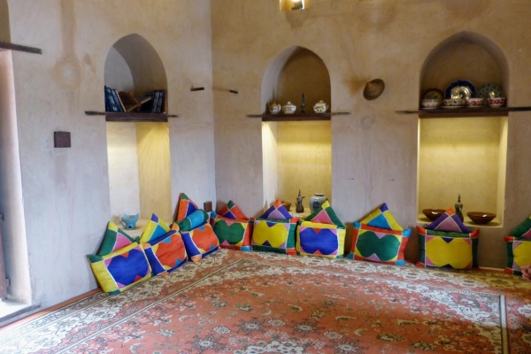 Zdjęcie z Omanu - ostatnio wyposażono niektóre pomieszczenia w tradycyjne meble omańskie
