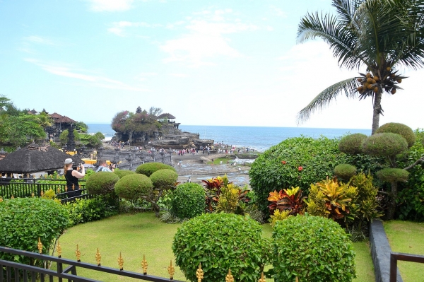Zdjęcie z Indonezji - Przed kompleksem nadmorskich swiatyn Pura Tanah Lot