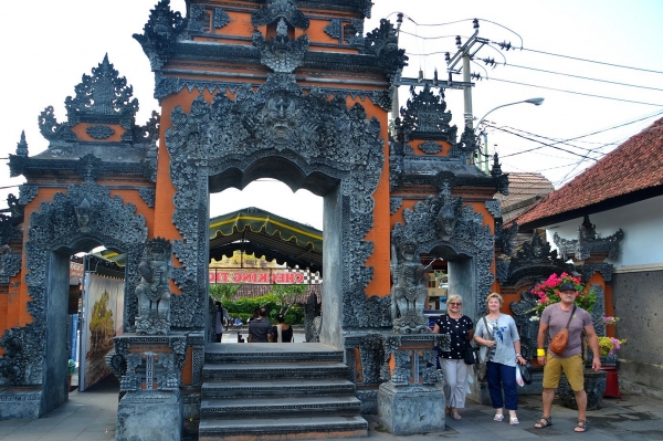 Zdjęcie z Indonezji - Przy wejsciu na teren kompleksu swiatyn Pura Tanah Lot