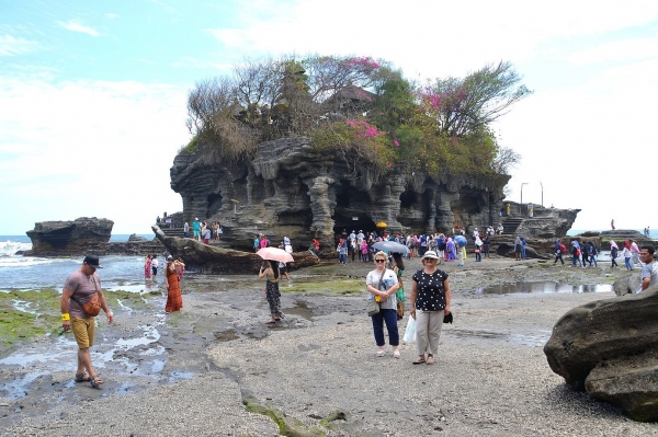Zdjęcie z Indonezji - Pura Tanah Lot w czasie odplywu