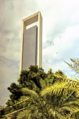 Zdjęcie z Zjednoczonych Emiratów Arabskich - gmach "z dziurką" :) czyli: Abu Dhabi National Oil Company (ADNOC)
