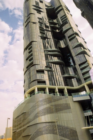 Zdjęcie z Zjednoczonych Emiratów Arabskich - jakis taki dziwoląg, ale miłośnicy nowoczesnej architektury docenią jego futurystyczną bryłę