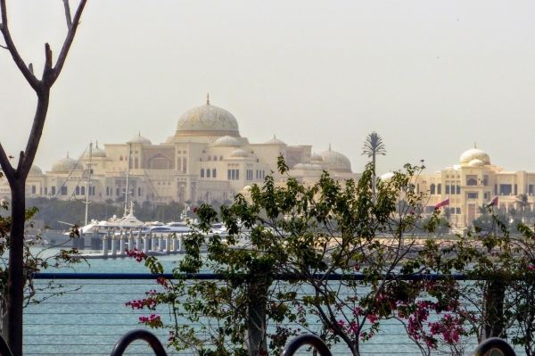 Zdjęcie z Zjednoczonych Emiratów Arabskich - nieopodal Emirates Palace - znajdują się jego skromniejsze kopie - prywatne chatki szejków:)
