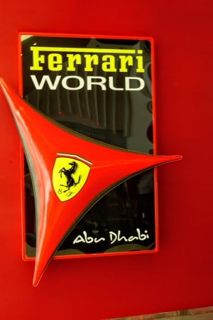 Zdjęcie z Zjednoczonych Emiratów Arabskich - jak już jesteśmy w Abu Dhabi - to odwiedzamy  tutejsze Ferrari World