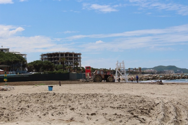 Zdjęcie z Albanii - Oranie plaży w Mali Robit i szkielety kolejnych nowych hoteli