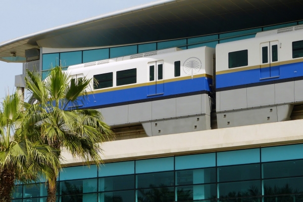 Zdjęcie z Zjednoczonych Emiratów Arabskich - mono-rail , bezzałogowa kolej magnetyczna, która łaczy Dubaj ze sztuczna wyspą Palm Jumeirah