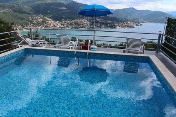 Zdjęcie z Czarnogóry - Prosto z pokoju ... siup do basenu ;)