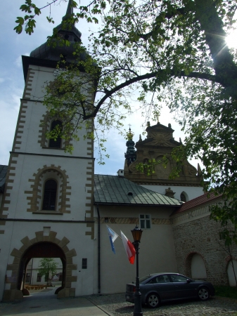 Zdjęcie z Polski - przez bramę klasztorną