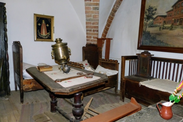Zdjęcie z Polski - zamkowe eksponaty muzealne (wszystkie przedmioty znalezione na zamku) i w pobliżu...