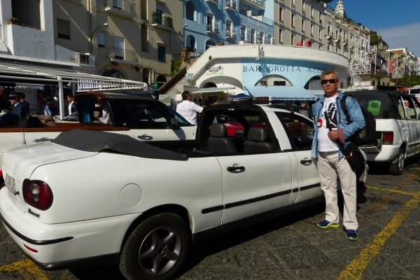 Zdjęcie z Włoch - wszystkie taksówki na Capri to cabriolety:) 