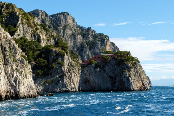 Zdjęcie z Włoch - widoczna na skale Casa di Malaparte