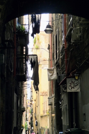 Zdjęcie z Włoch - wąskie, mroczne uliczki, obdrapane tynki, suszące się wszędzie pranie... oto Neapol właśnie! 