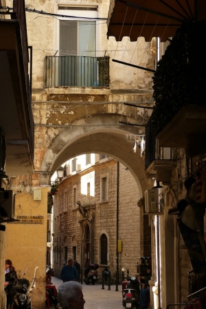 Zdjęcie z Włoch - niezliczone ilości starych bram, wiekowych łuków, arkad - oto Bari właśnie! 