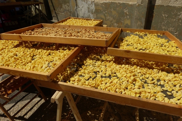 Zdjęcie z Włoch - widokówki z uliczek Bari... suszące się orecchiette