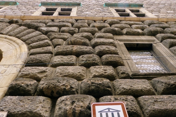 Zdjęcie z Włoch - fragmenty Wezuwiusza na elewacji Palazzo Como - muzeum Gaetano Filangieri