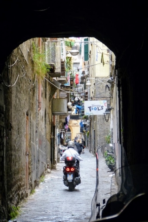 Zdjęcie z Włoch - wąskie zakamarki  uliczki Rione Sanità 