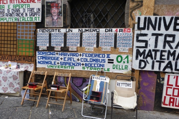 Zdjęcie z Włoch - na uliczkach Neapolu można spotkać pewnego magika-matematyka:)