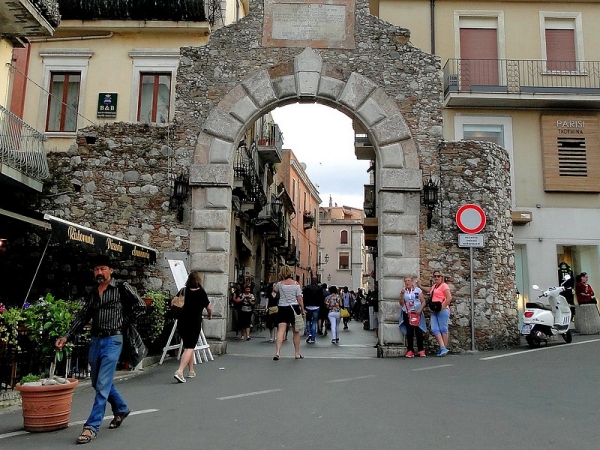 Zdjęcie z Włoch - Taormina. Porta Catania - brama prowadząca do miasta od strony Katanii.