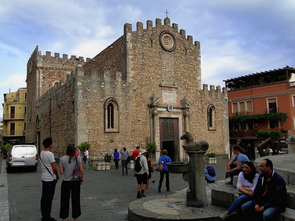Zdjęcie z Włoch - Taormina - plac katedralny.