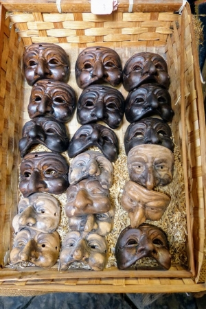 Zdjęcie z Włoch - no tyle tu wszędzie tych Poliszyneli że skusiłam się na taką właśnie maskę:)