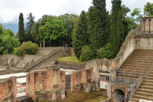Zdjęcie z Włoch - teatr odkopany z popiołów...
