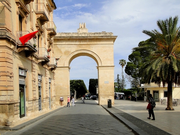Zdjęcie z Włoch - Noto - Porta Reale.