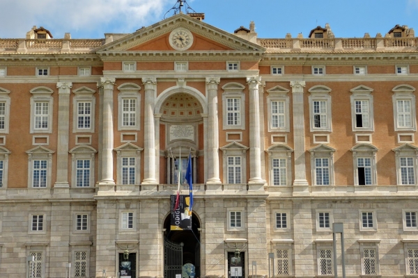 Zdjęcie z Włoch - fronton główny pałacu
