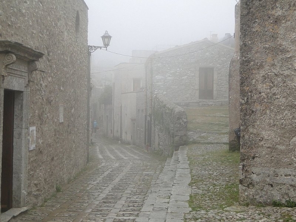 Zdjęcie z Włoch - Erice - wkraczamy w tajemniczy świat zawieszonego w chmurach kamiennego miasta.